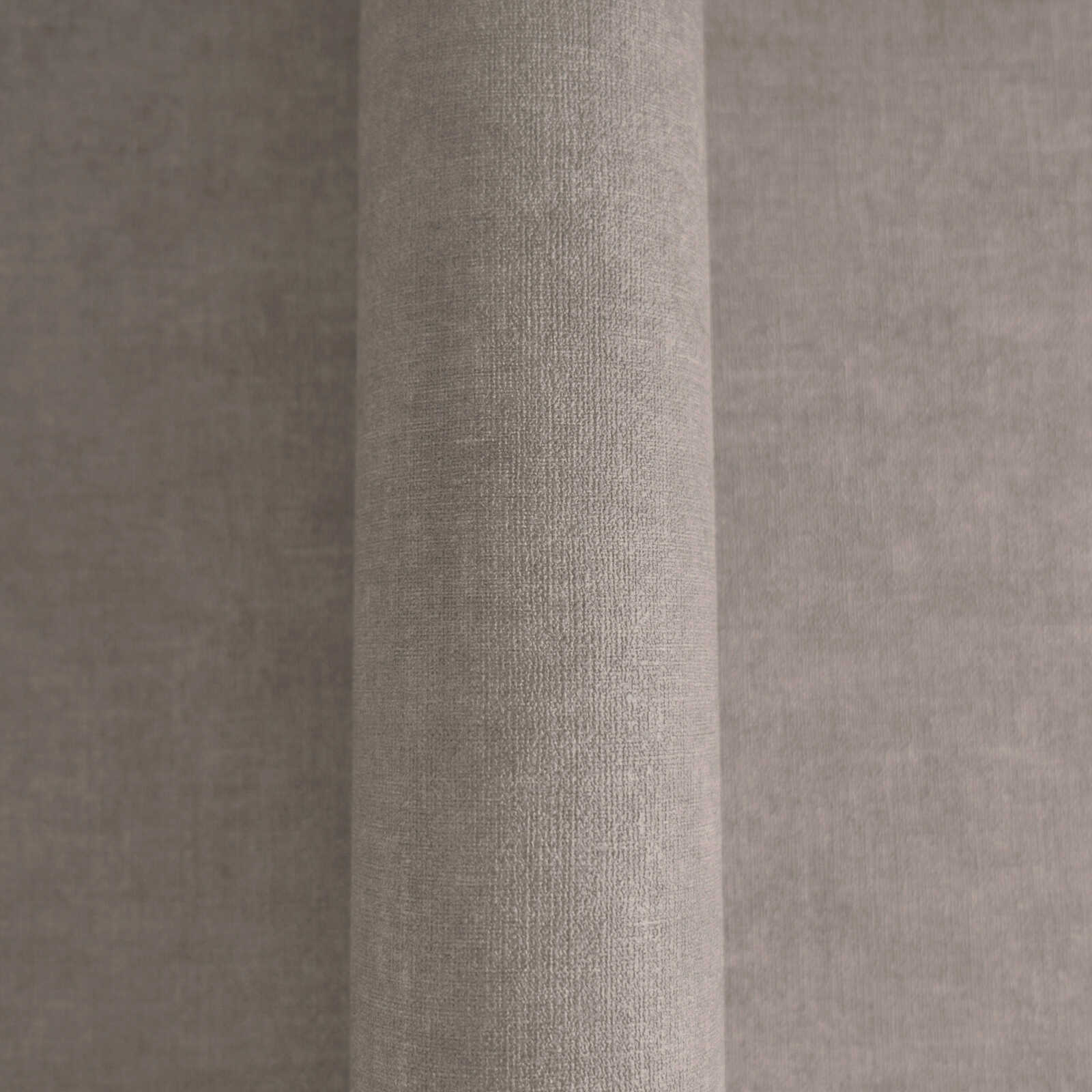 Vienkrāsainas tapetes ar tekstila tekstūru tumši pelēkos toņos - guļamistabas interjerā