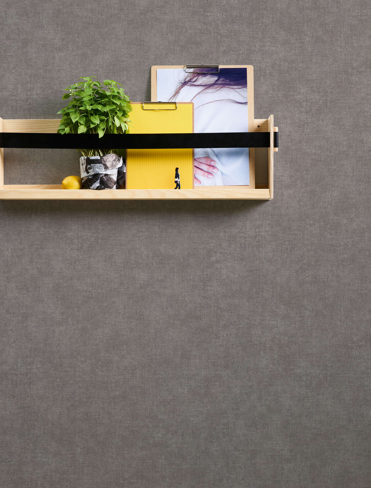 Vienkrāsainas tapetes ar tekstila tekstūru tumši pelēkos toņos - kombinācija ar mebelēm