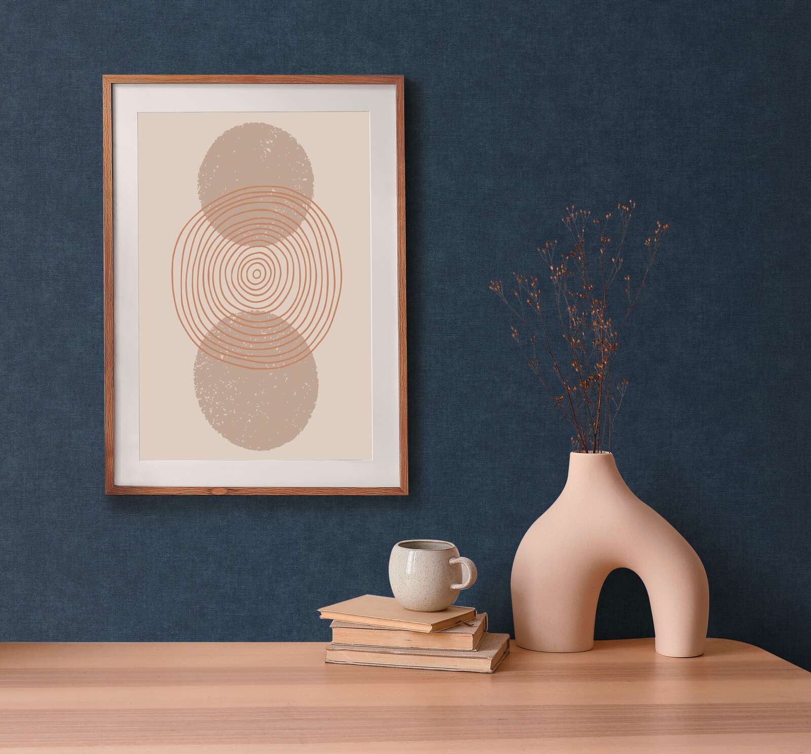 Tumši zilas vienkrāsainas tapetes ar auduma izskatu - vizualizācija interjerā