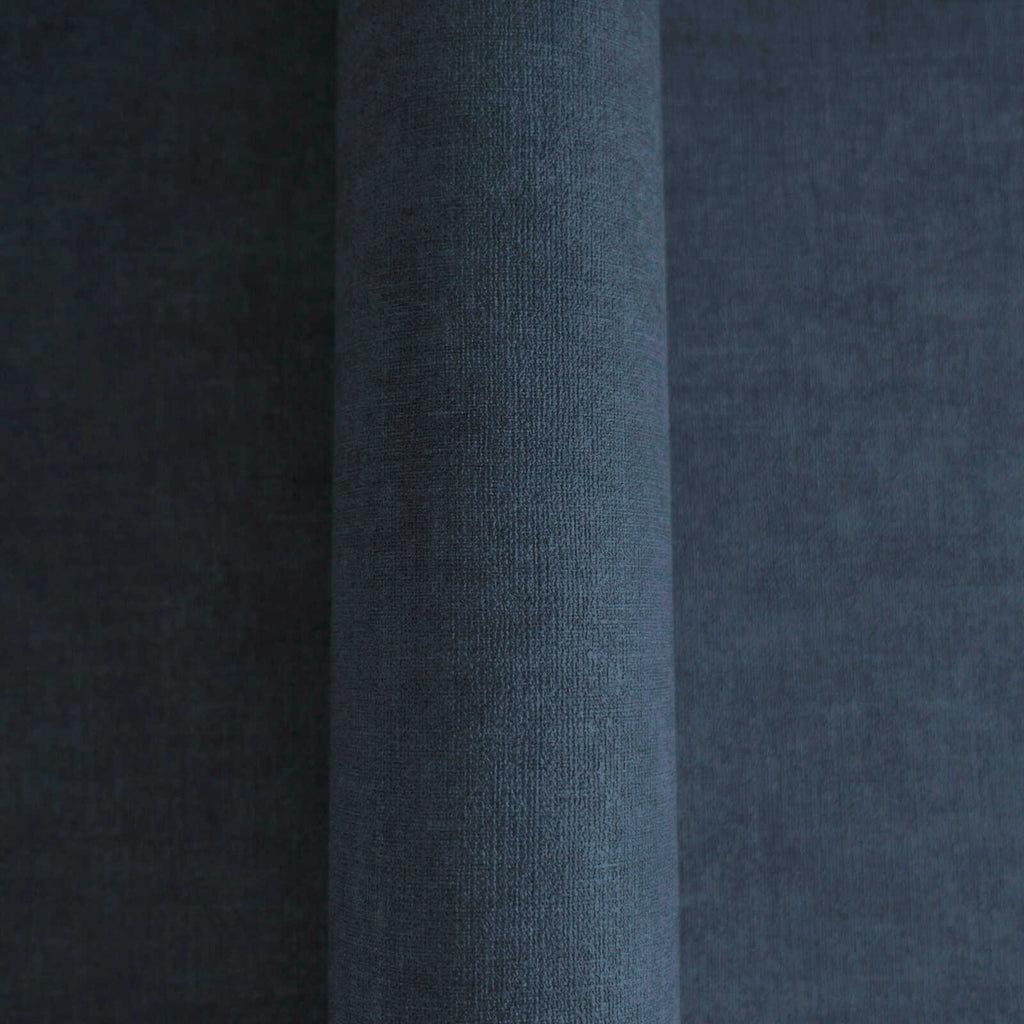 Tumši zilas vienkrāsainas tapetes ar auduma izskatu - istabas interjerā
