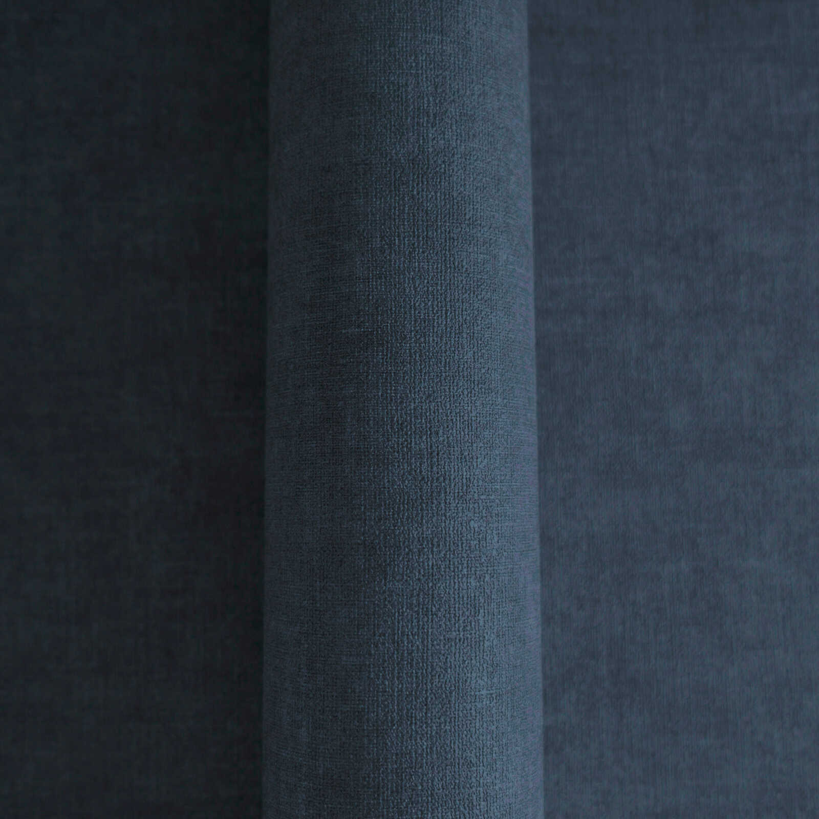 Tumši zilas vienkrāsainas tapetes ar auduma izskatu - istabas interjerā