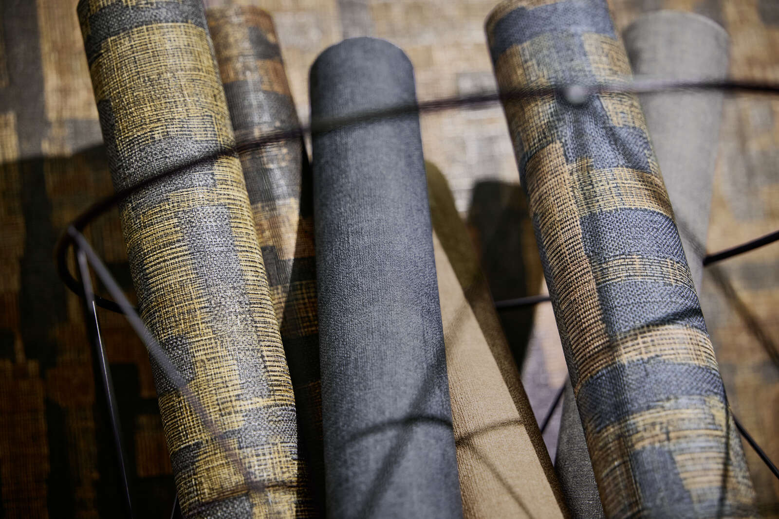 Tumši zilas vienkrāsainas tapetes ar auduma izskatu - guļamistabas interjerā