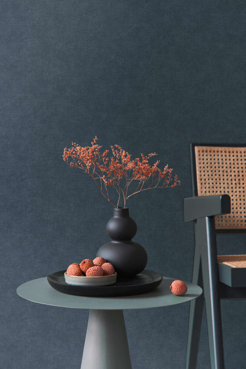 Tumši zilas vienkrāsainas tapetes ar auduma izskatu - idejas interjerām