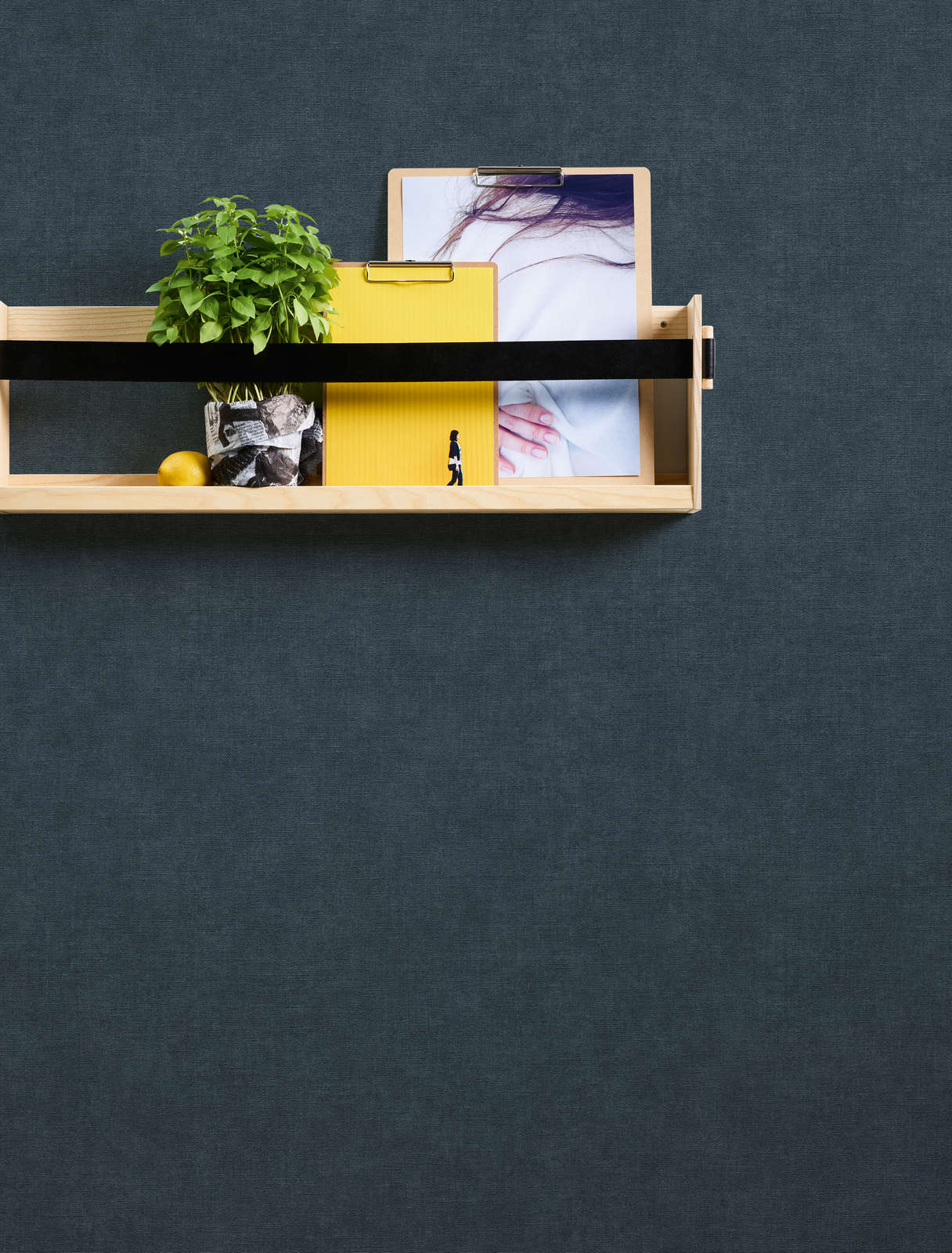 Tumši zilas vienkrāsainas tapetes ar auduma izskatu - kombinācija ar mebelēm