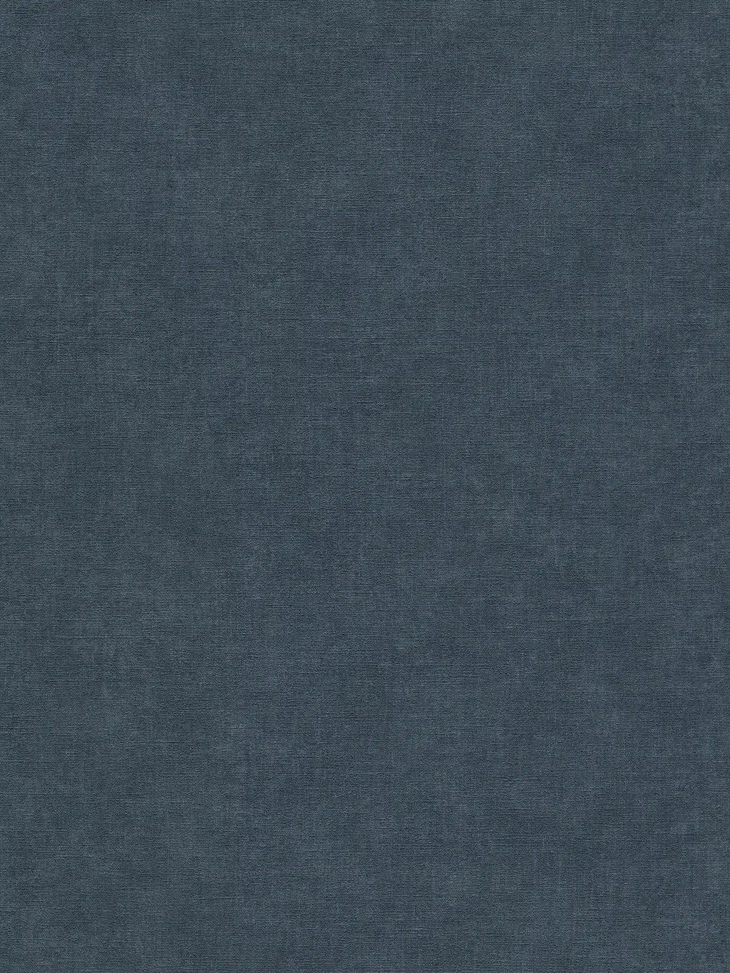 Tumši zilas vienkrāsainas tapetes ar auduma izskatu - viesistabas interjerā