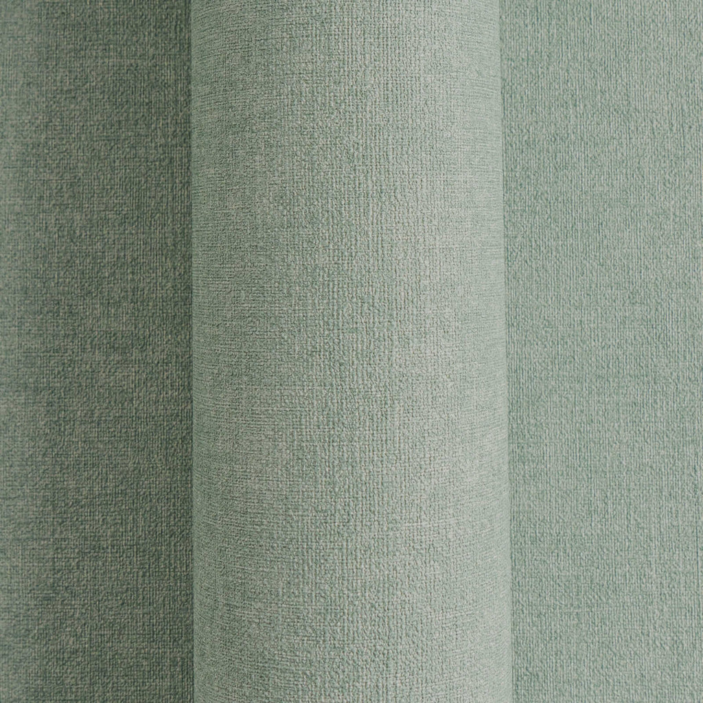 Zaļas tekstila efekta tapetes ar vienkrāsainu dizainu - kombinācija ar mebelēm