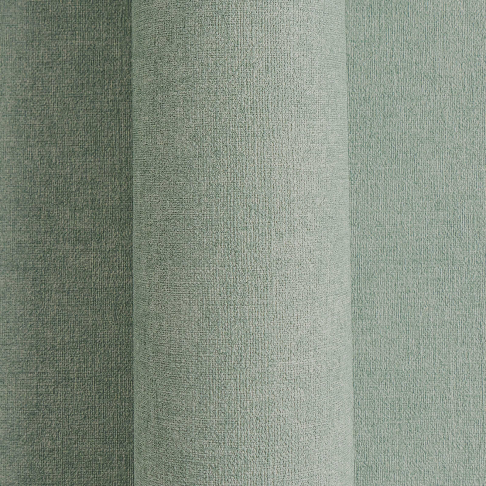 Zaļas tekstila efekta tapetes ar vienkrāsainu dizainu - kombinācija ar mebelēm