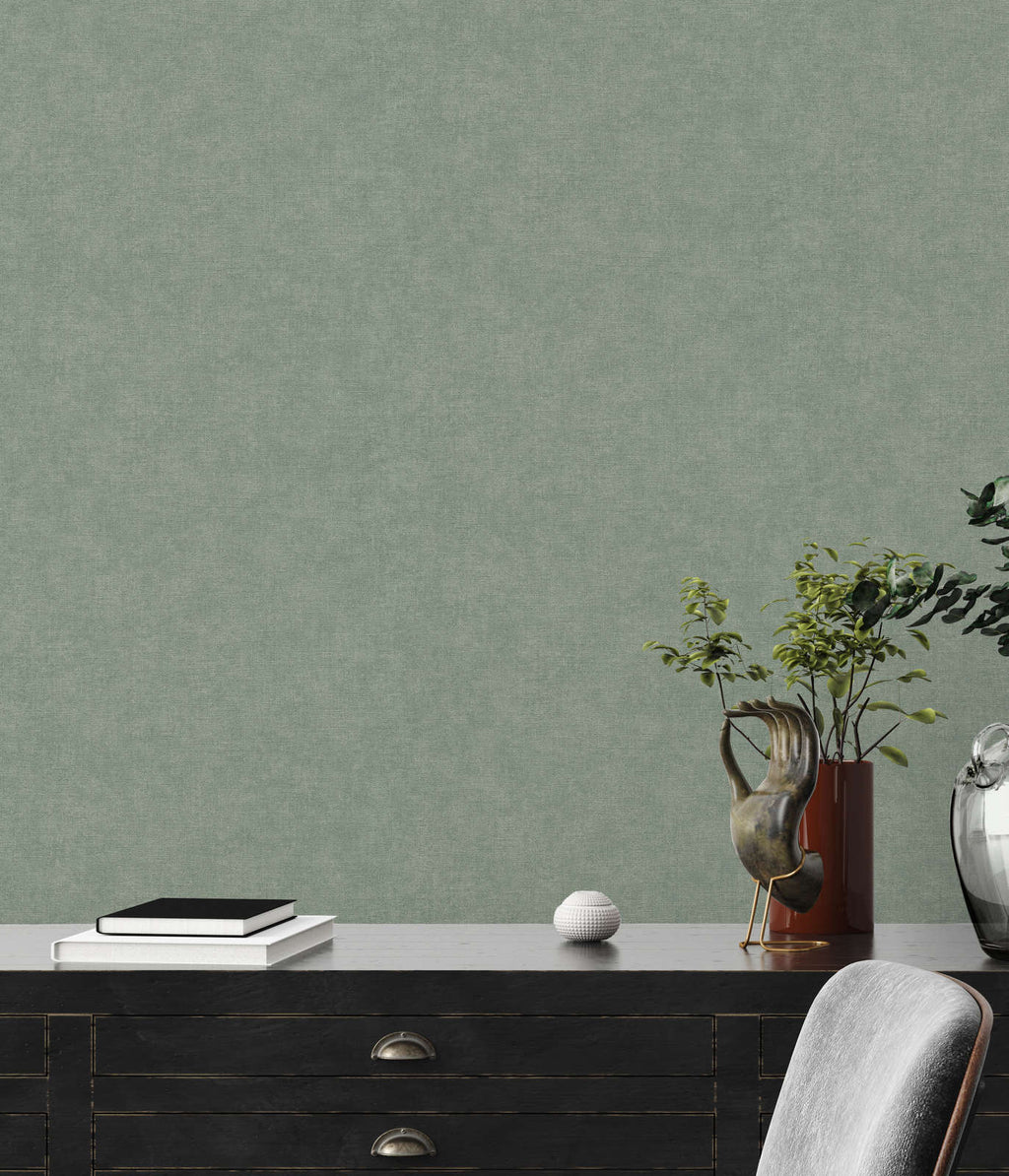 Zaļas tekstila efekta tapetes ar vienkrāsainu dizainu - idejas interjerām