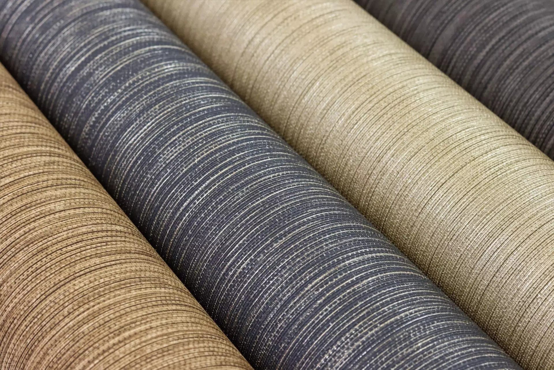 Vienkrāsainas tapetes ar vertikāli strukturētu tekstūru, brūnā krāsā, RASCH, 537734, Curiosity