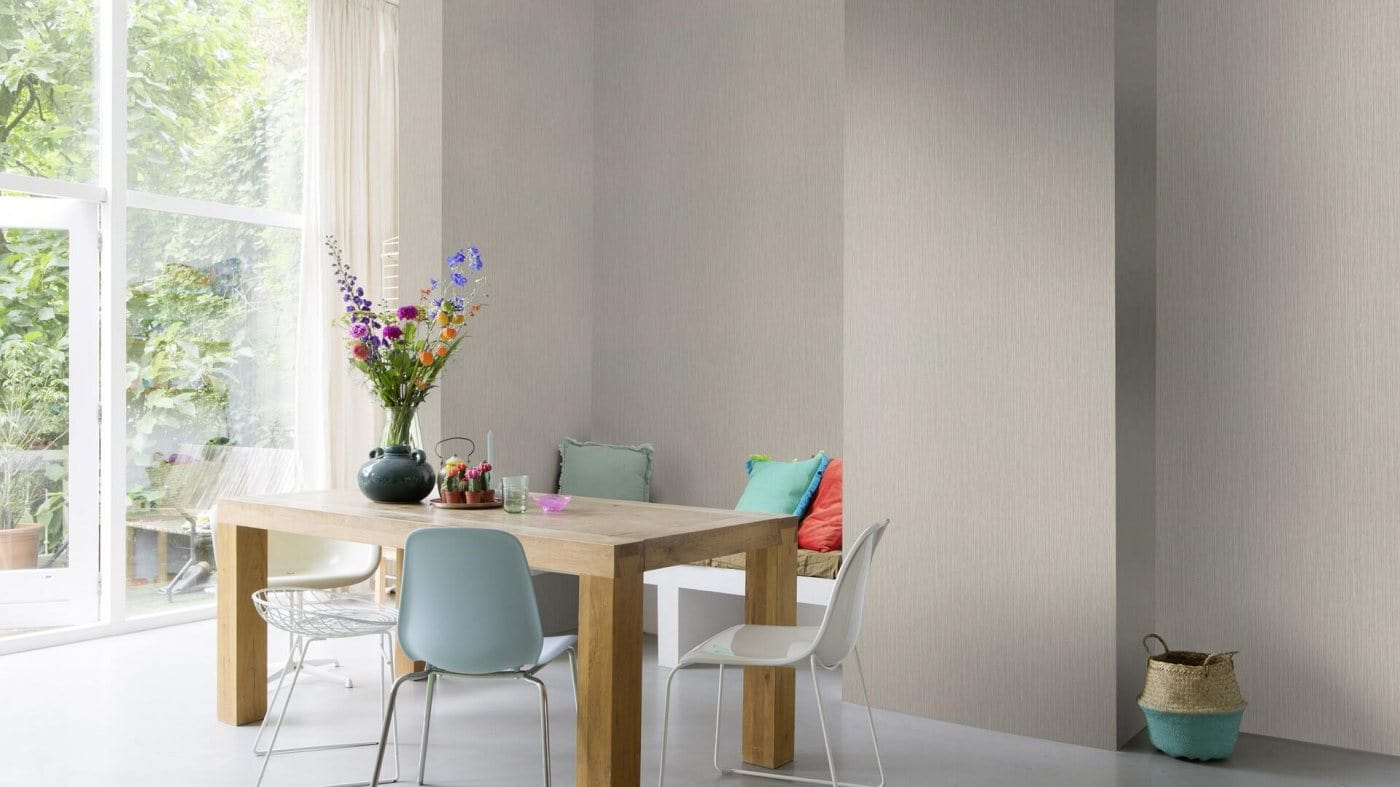 Vienkrāsainas tapetes ar vertikāli strukturētu tekstūru, gaiši pelēkā krāsā, RASCH, 537680, Curiosity