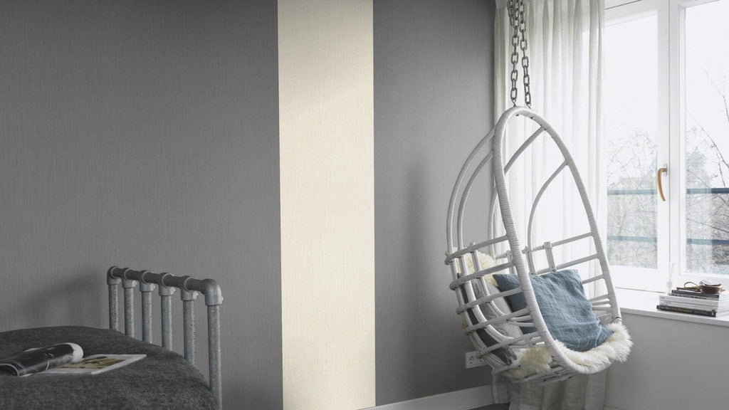 Vienkrāsainas tapetes ar vertikāli strukturētu tekstūru, tumši pelēkā krāsā, RASCH, 537697, Curiosity