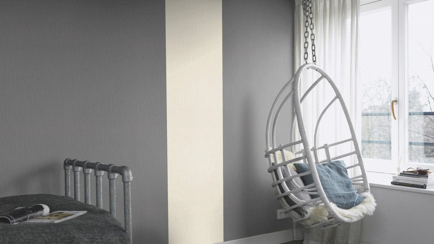 Vienkrāsainas tapetes ar vertikāli strukturētu tekstūru, tumši pelēkā krāsā, RASCH, 537697, Curiosity