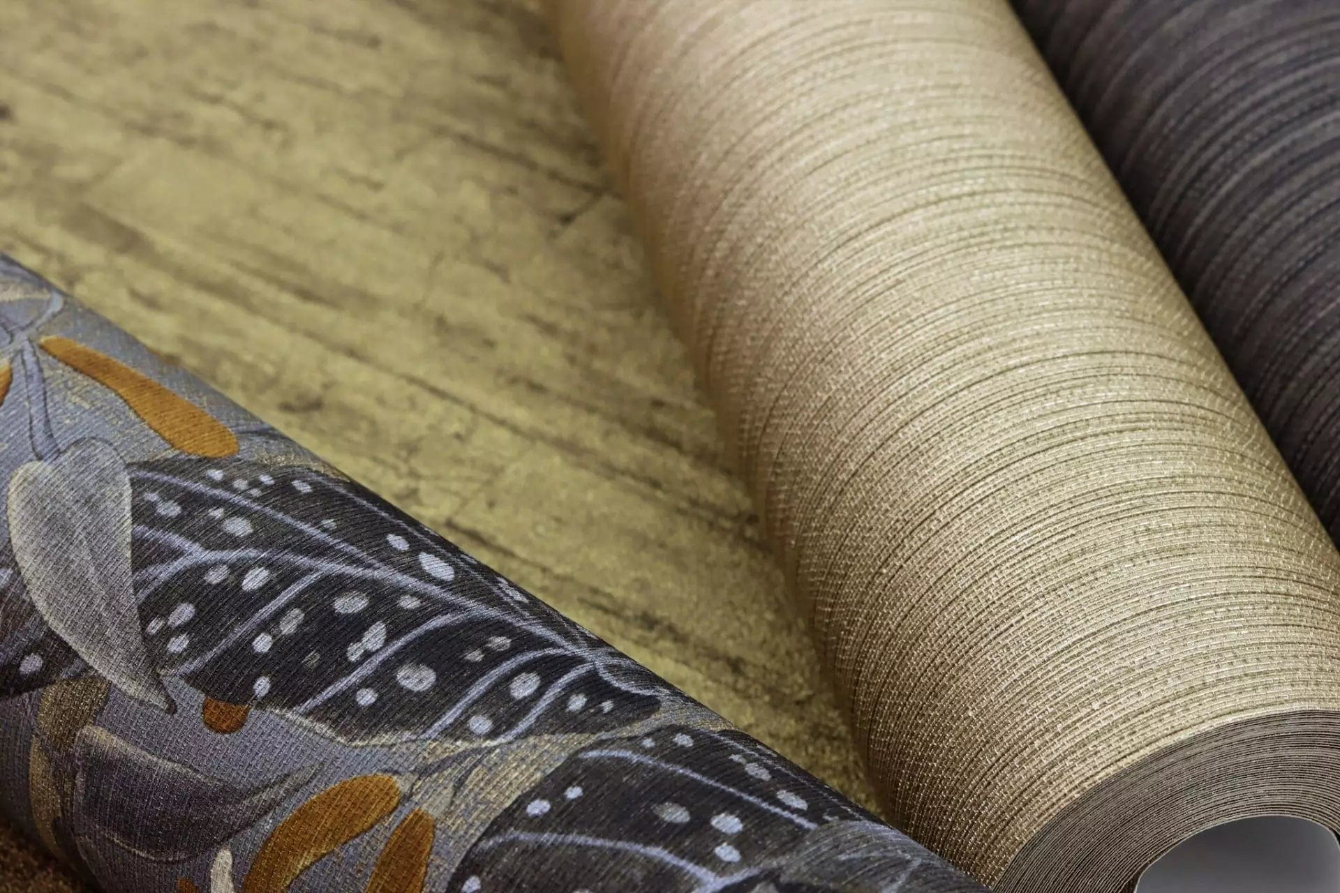 Vienkrāsainas tapetes ar vertikāli strukturētu tekstūru, zeltainā krāsā, RASCH, 537703, Curiosity