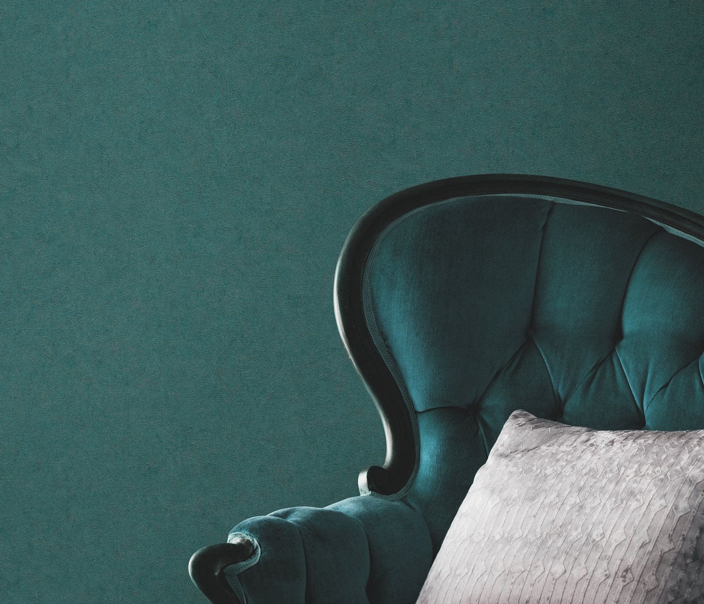 Svaigas zaļas un tirkīza tapetes ar spīdīgu efektu, piešķirot telpai dzīvīgumu un enerģiju, 3752627, skats interjerā 3