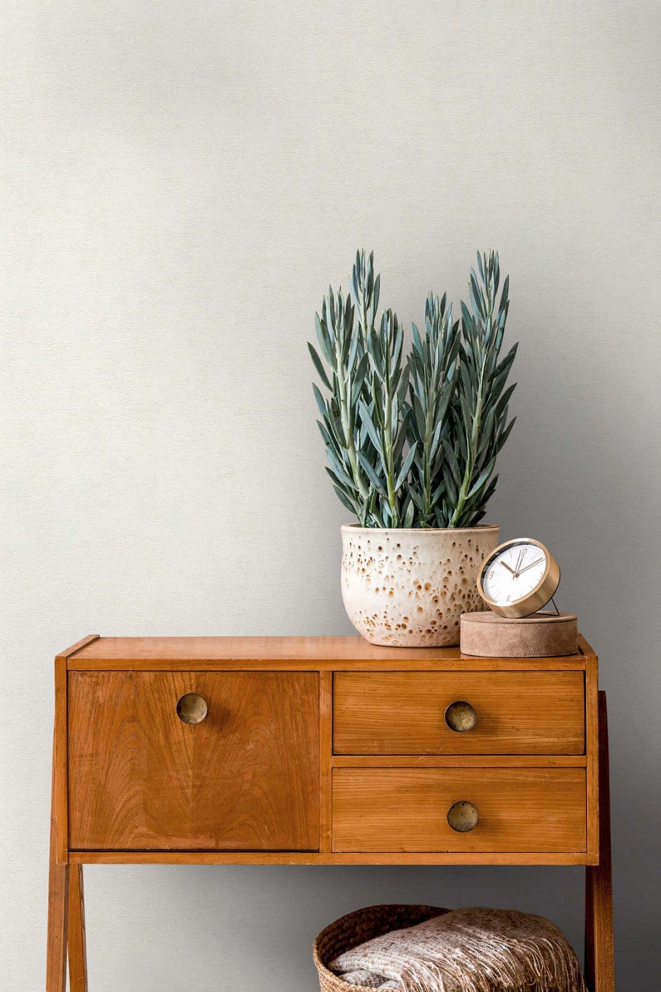 Baltas sienas tapetes ar minimālistisku dizainu gaišam interjeram