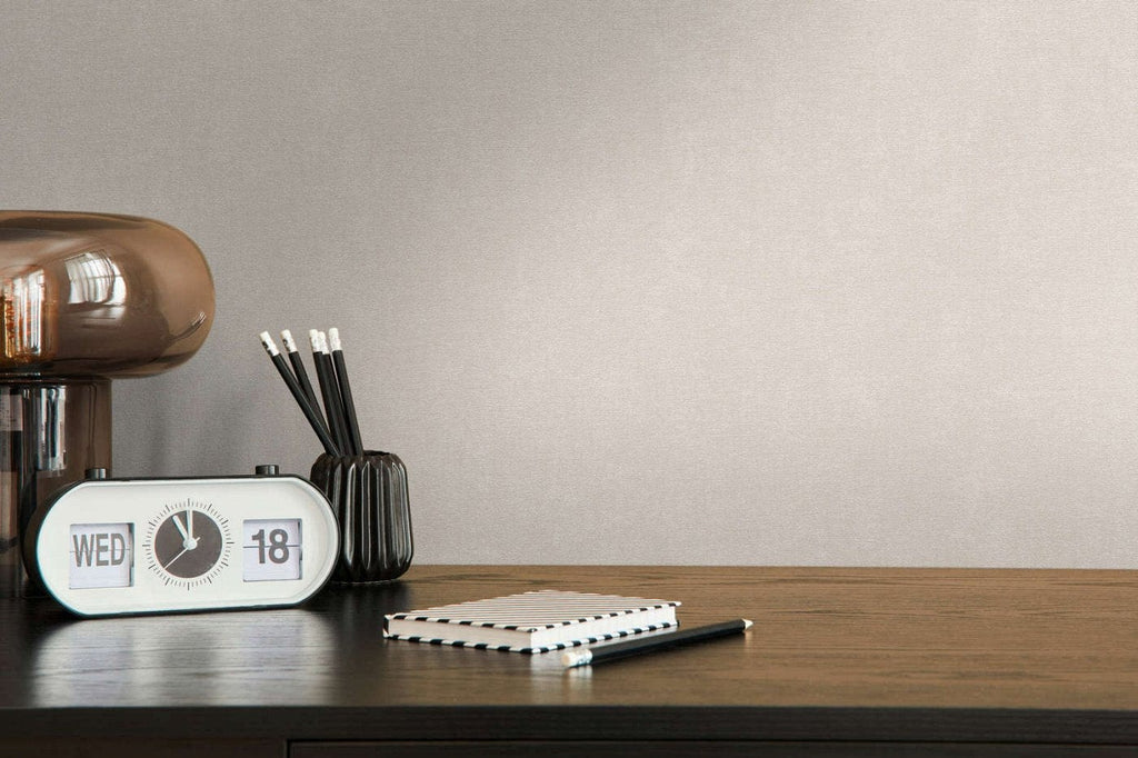 Matētas bēšas tapetes ar siltu un mierīgu fonu sienām