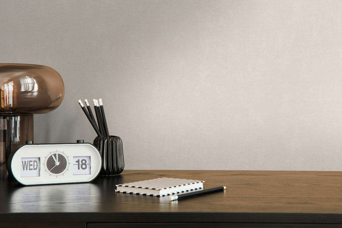 Matētas bēšas tapetes ar siltu un mierīgu fonu sienām