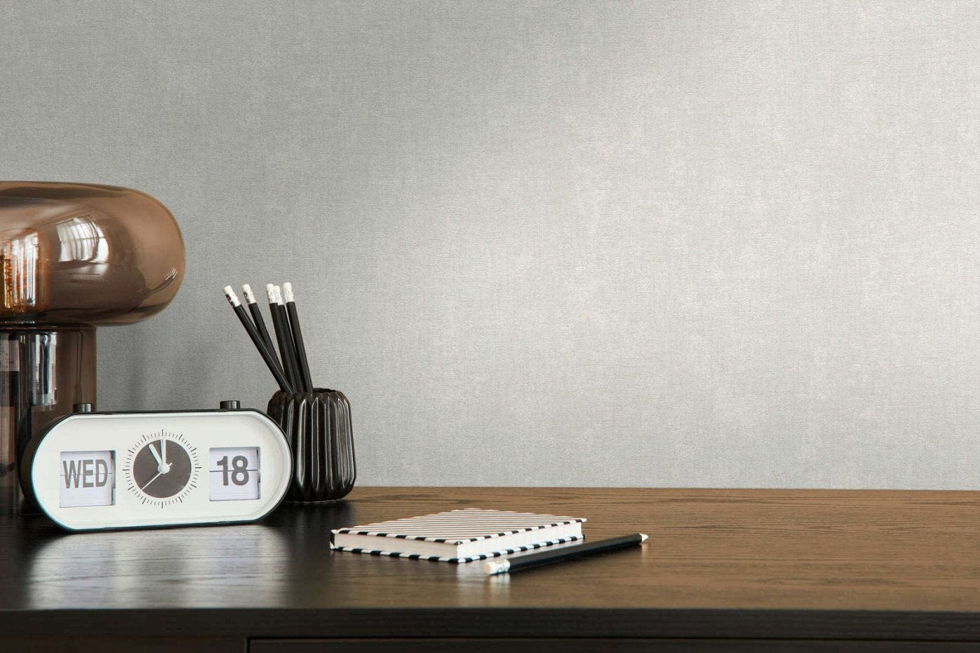 Gaiši pelēkas tapetes ar matētu efektu neitrālam interjeram