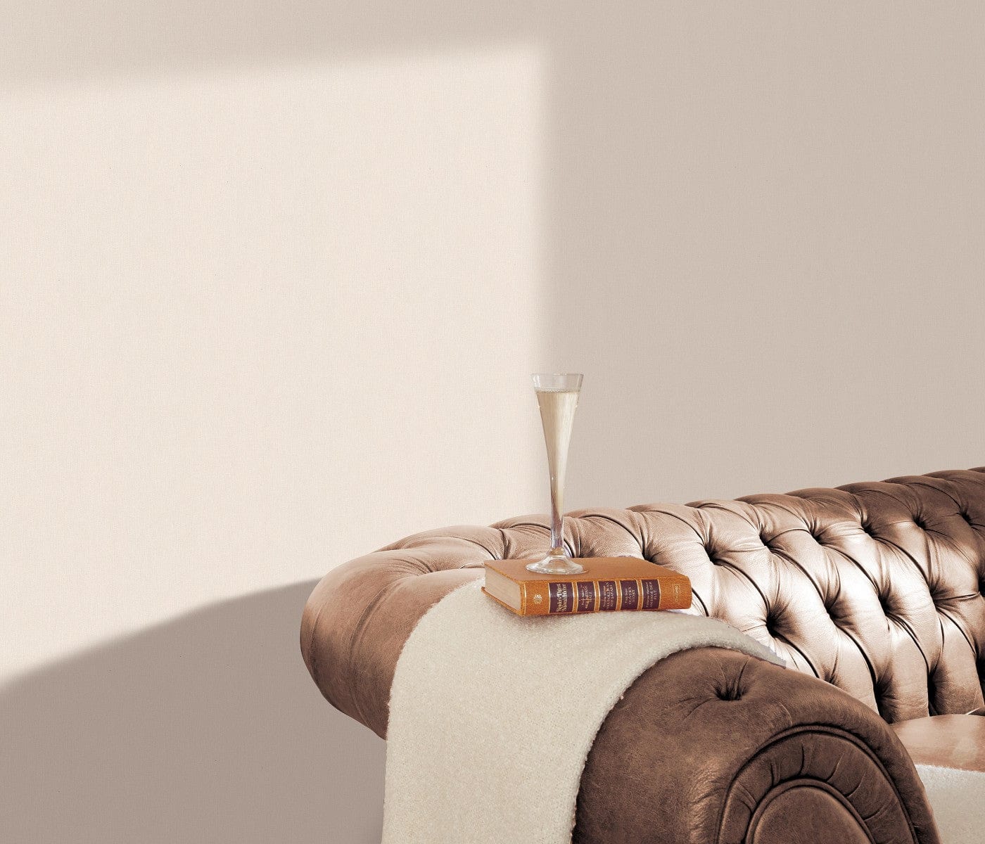 Smalkas šampanieša toņu tapetes ar elegantu dizainu, izstaro siltumu un izsmalcinātību, 3730011, skats interjerā 2