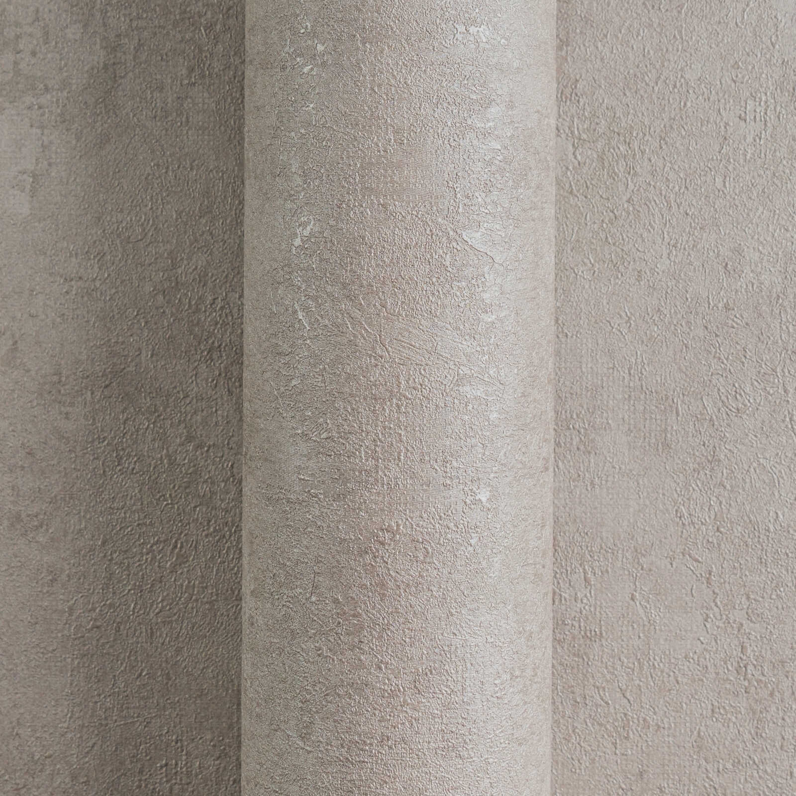 Vienkrāsainas retro tapetes bēšbrūnā tonī - kombinācija ar mebelēm