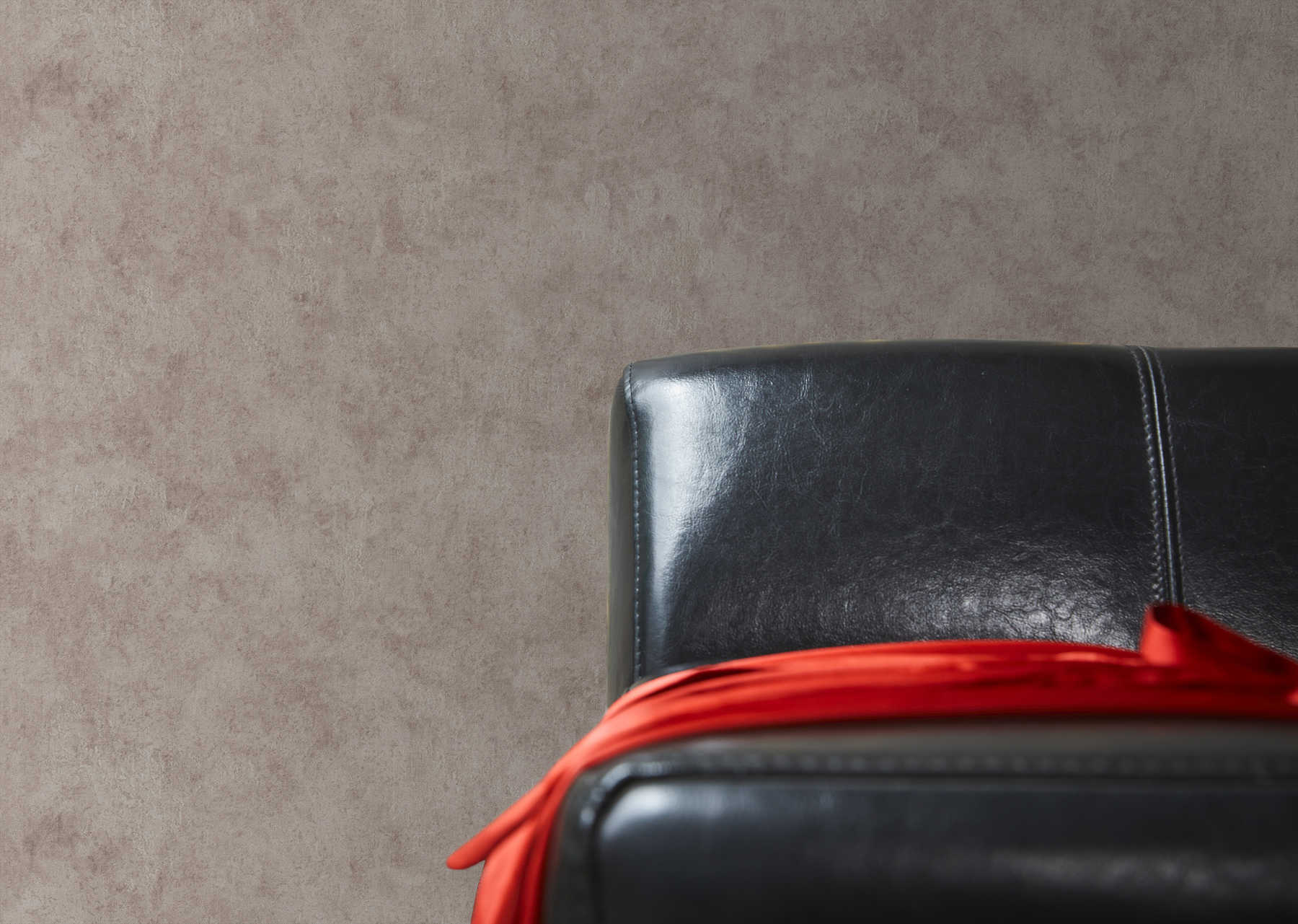 Vienkrāsainas retro tapetes bēšbrūnā tonī - vizualizācija interjerā