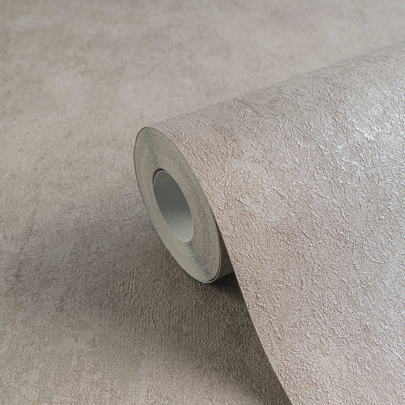 Vienkrāsainas retro tapetes bēšbrūnā tonī - viesistabas interjerā