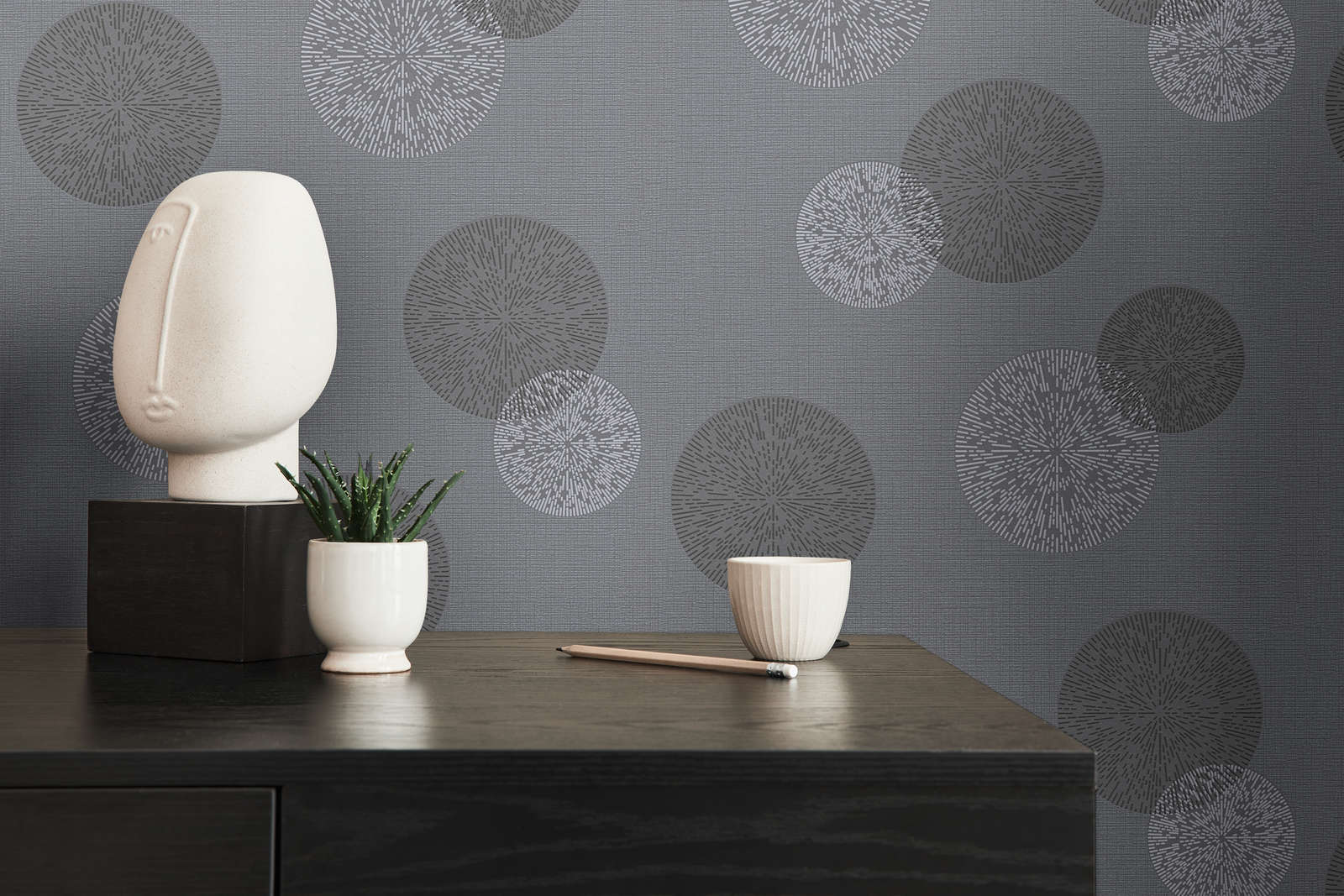 Pelēkas tapetes ar apļu rakstu viesistabai, kas izceļas ar ritmu un mūsdienīgumu