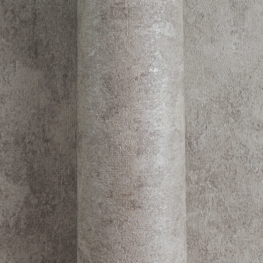 Pelēkas tapetes ar spīdīgu efektu un retro noskaņu - guļamistabas interjerā