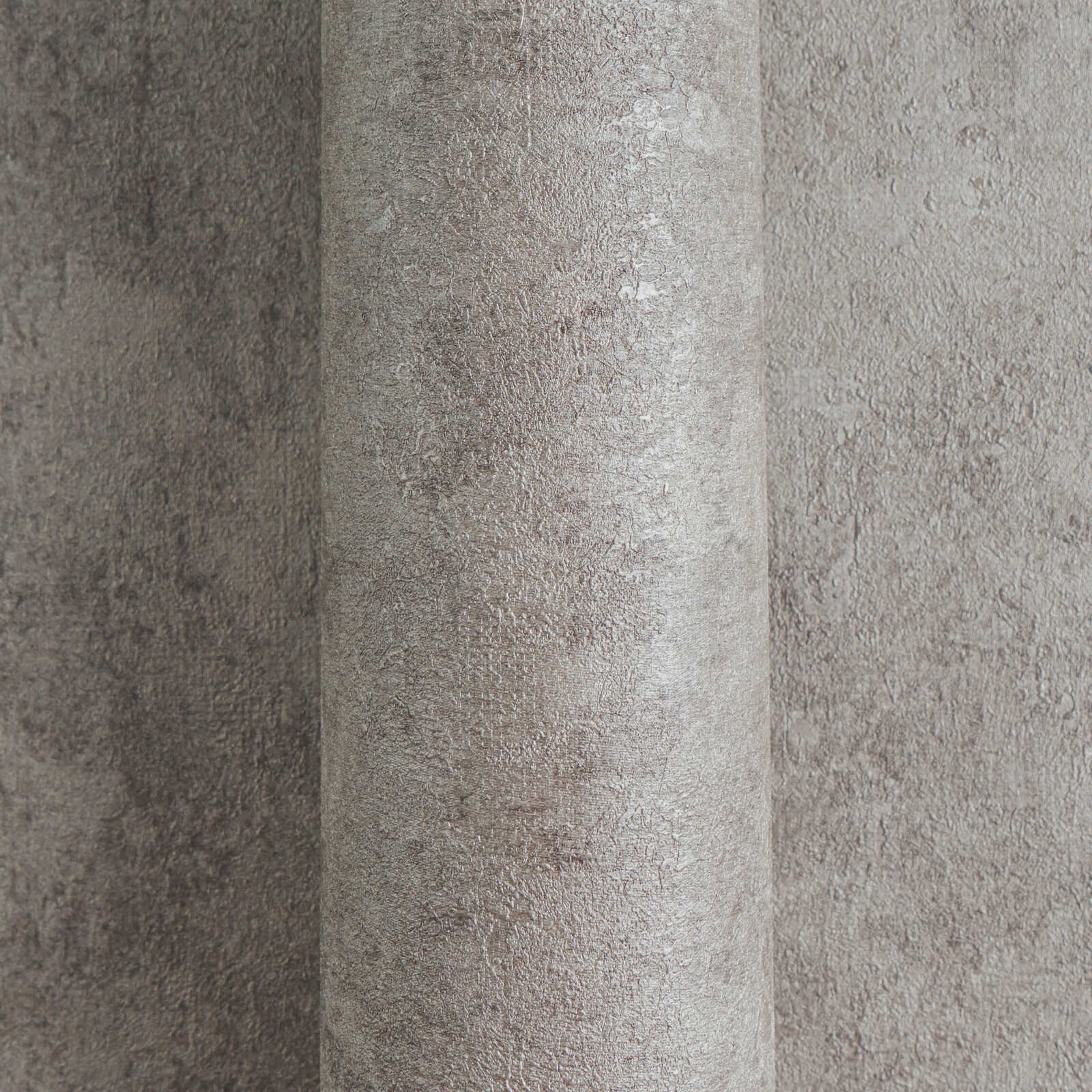 Pelēkas tapetes ar spīdīgu efektu un retro noskaņu - guļamistabas interjerā