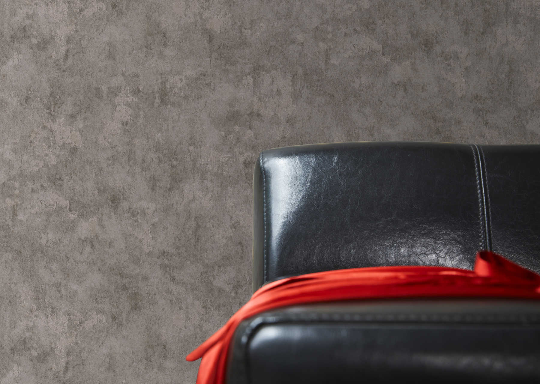 Pelēkas tapetes ar spīdīgu efektu un retro noskaņu - istabas interjerā