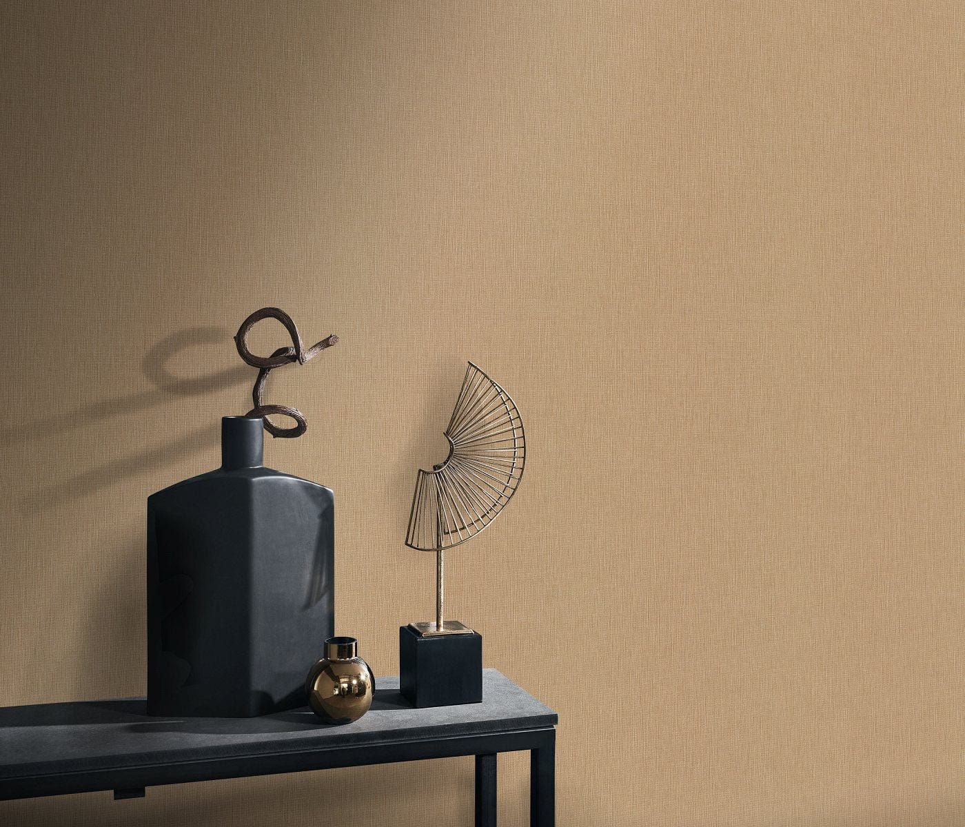 Zelta toņu tapetes ar gludu zīdainu spīdumu eleganta interjera radīšanai, 3752476, skats interjerā 3